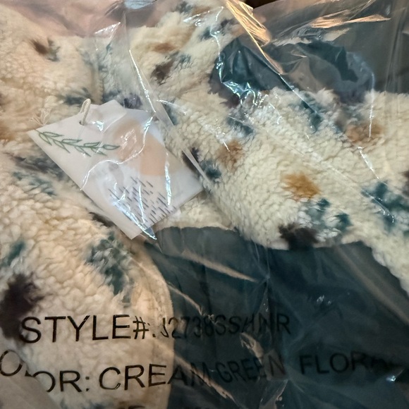 Thread & Supply Cozy Green Floral Fleece Shacket aka Shirt Jacket NWT XL Cream - Picture 10 of 10